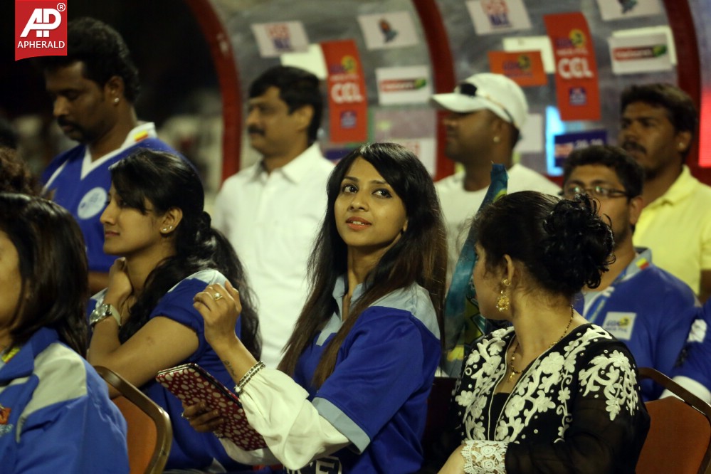 Karnataka Bulldozers Vs Mumbai Heroes Match